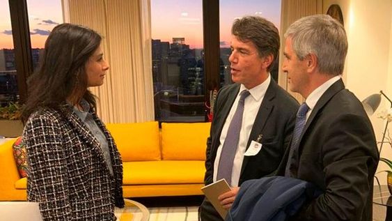 El ministro de Economía, Luis Caputo, y el jefe de Gabinete, Nicolás Posse, junto a Gita Gopinath, subdirectora gerente del FMI - Casa Rosada -
