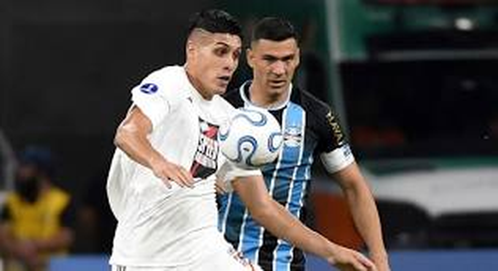 Pese a la ventaja de un jugador más a lo largo del segundo tiempo, el Malevo no logró sumar en Porto Alegre, donde perdió 1 a 0.&nbsp;