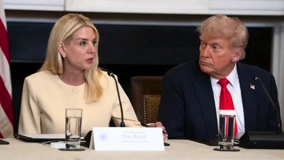 Donald Trump echó a la fiscal general de Estados Unidos, Pam Bondi.