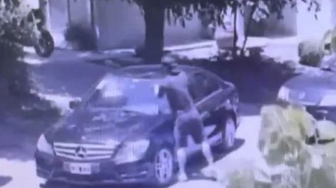Los Andes | Tensión en Pilar por un auto mal estacionado.