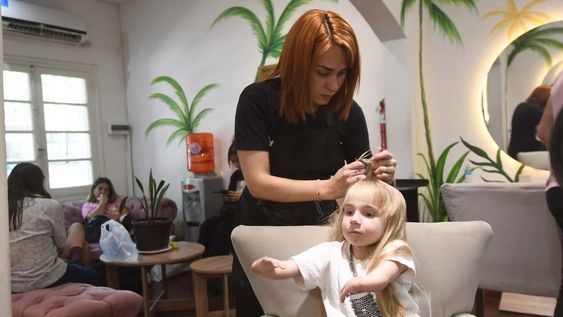 Sol le hace las trensas a Juanita. El año pasado se hizo una campaña solidarios con peluqueros mendocinos para reunir fondos para la pequeña. Foto: José Gutierrez / Los Andes