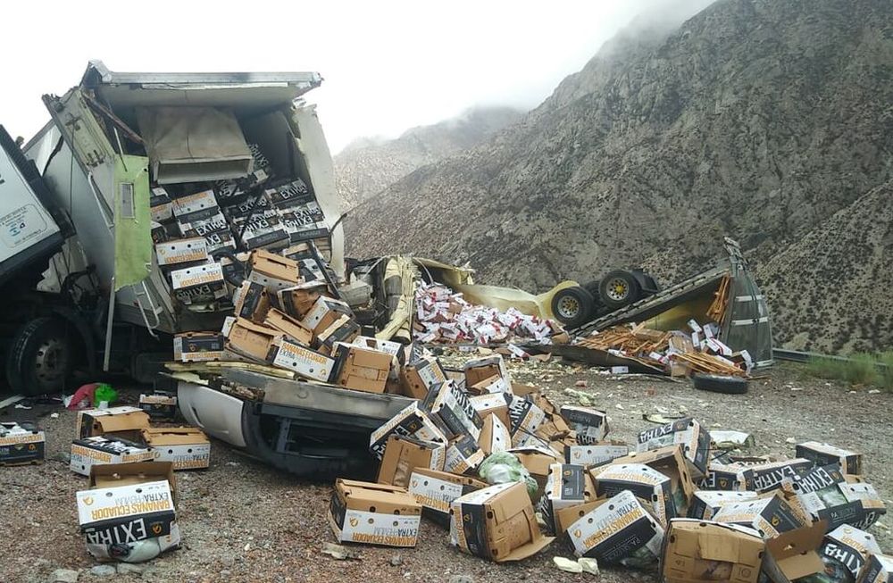 Choque de camiones en rutas de Mendoza: ¿llevarse la mercadería que trasladan es robo?
