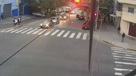 La secuencia del trágico accidente de un conductor en Parque Chacabuco.