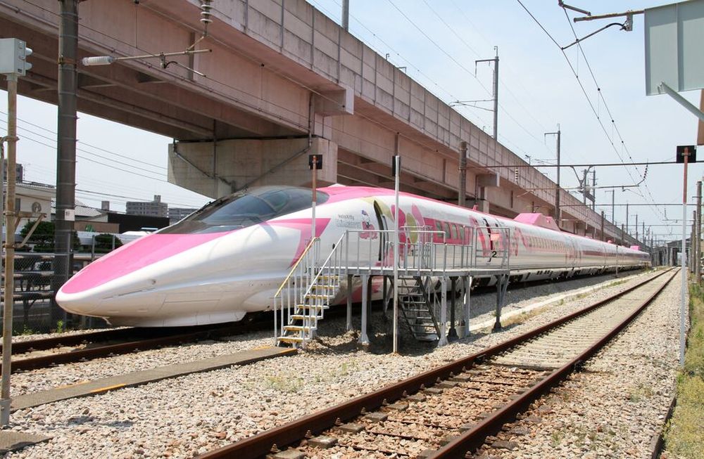 Japón inaugura un tren de alta velocidad rosado dedicado a Hello Kitty