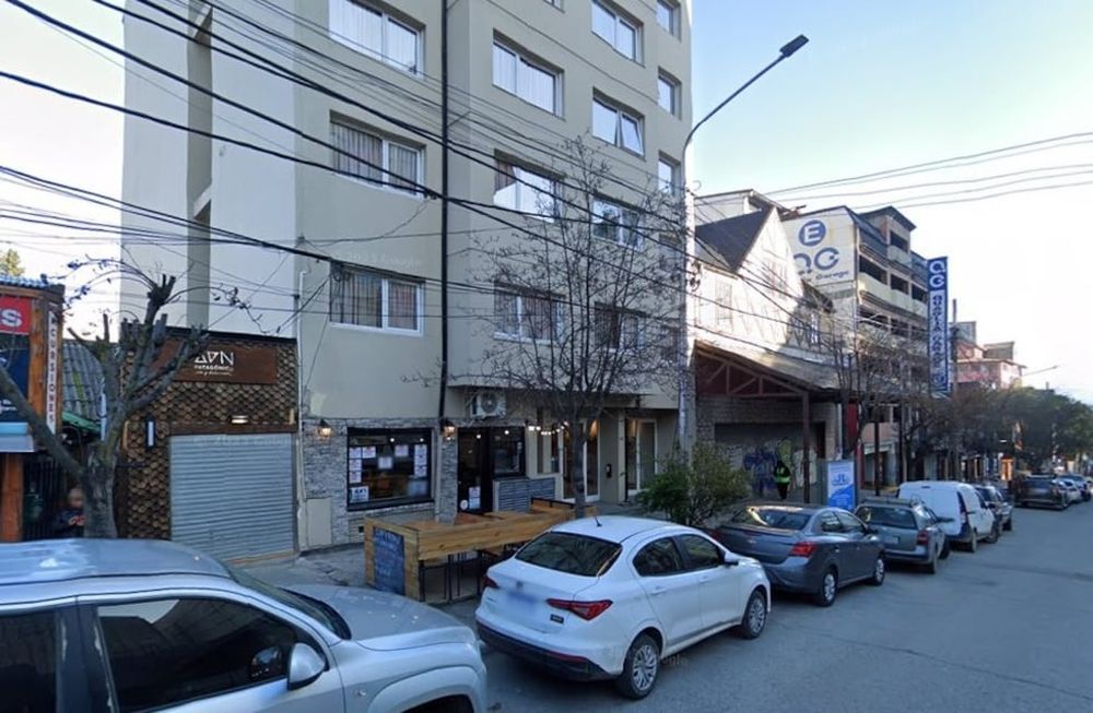 El hotel EcoSki de Bariloche, donde este lunes por la noche murió un estudiante paraguayo.