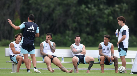 El entrenador Lionel Scaloni dialoga con algunos jugadores en la previa a la práctica de la jornada de hoy, tras el triunfo frente a Inglaterra.&nbsp;