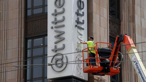 La red social Twitter, ahora llamada X, retiró el cartel de sus oficinas centrales en San Francisco. EFE.