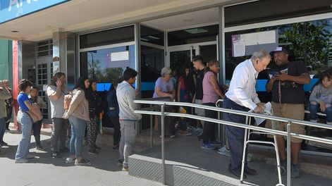 ANSES Mendoza suspendió la atención al público y cientos de personas quedaron en la puerta. Foto: Orlando Pelichotti / Los Andes