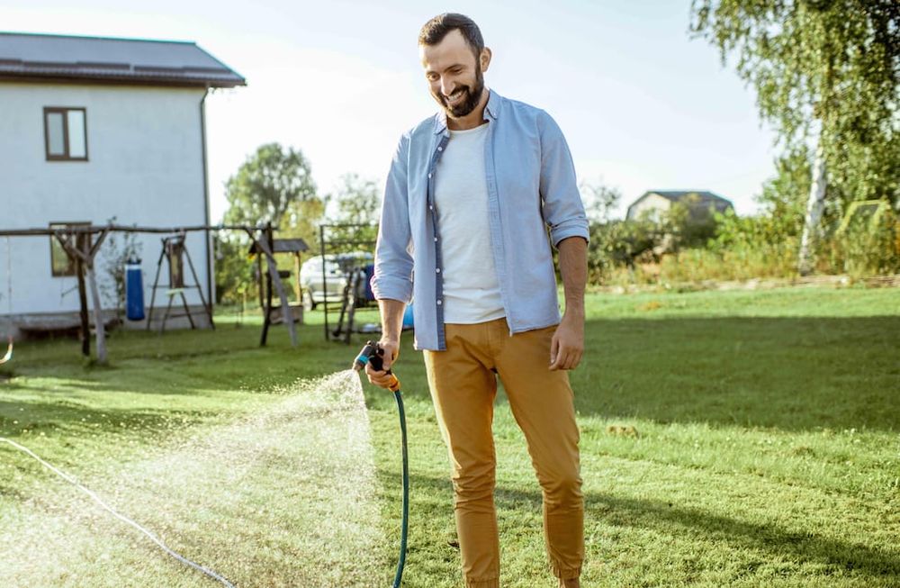En diciembre, reforcemos el césped aplicando un fertilizante rico en nitrógeno, que activará el crecimiento y le aportará un intenso color.