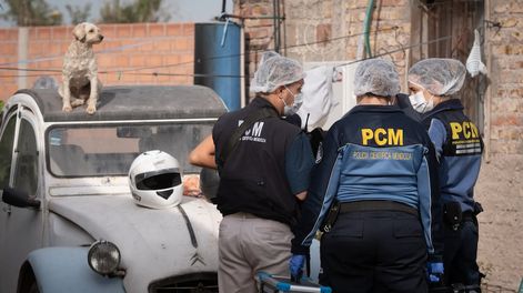 Los Andes | Asesinato en GuaymallénLa policía de Investigaciones detuvo esta mañana a quien sería el autor de disparo que terminó con la vida de Juan Vela, el hombre que estaba trabajando en el patio de su casa y fue ultimado para robarle la moto.En el lugar trabaj