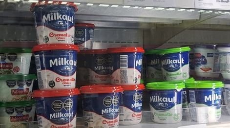 Los potes de queso crema pueden ser maravillosos adornos.