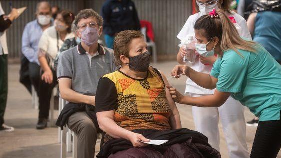 Mendoza 9 de abril  2021 SociedadMendoza 9 de abril  2021 Vacunación a mayes de 60 años en la Nave Cultural en un día frio y lluviosoFoto: Ignacio Blanco / Los Andes