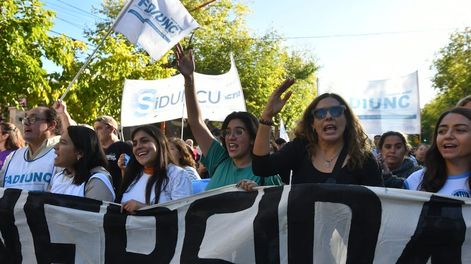 Los Andes | Masiva movilización en Mendoza de estudiantes y trabajadores que se sumaron a la marcha universitaria nacional. Foto: José Gutiérrez / Los Andes
