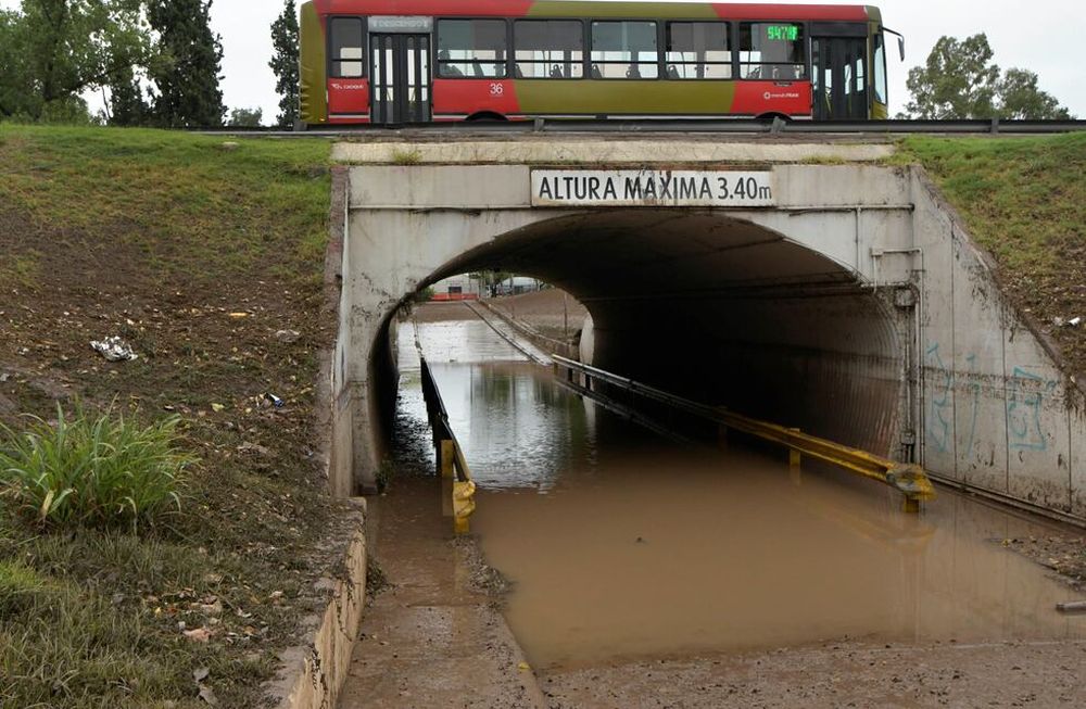 Clásica postal. El túnel que conecta al Unimev con el Shopping volvió a inundarse. Foto: Orlando Pelichotti / Los Andes