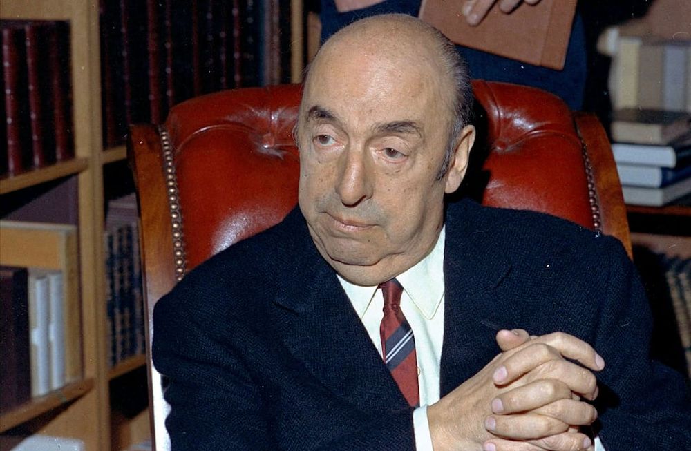 ARCHIVO - El poeta chileno y Nobel de Literatura Pablo Neruda en París en octubre de 1971. Una corte de apelaciones ordenó el martes 20 de febrero en Chile reabrir el caso sobre la muerte del escritor, reconociendo que la investigación no fue exhaustiva y que nuevas diligencias pueden dar claridad sobre la causa de muerte. En diciembre pasado, una jueza chilena desestimó practicar nuevas diligencias que apuntan hacia otras causas distintas al cáncer que consta en su certificado de defunción. (AP Foto/Michel Lipchitz, Archivo)