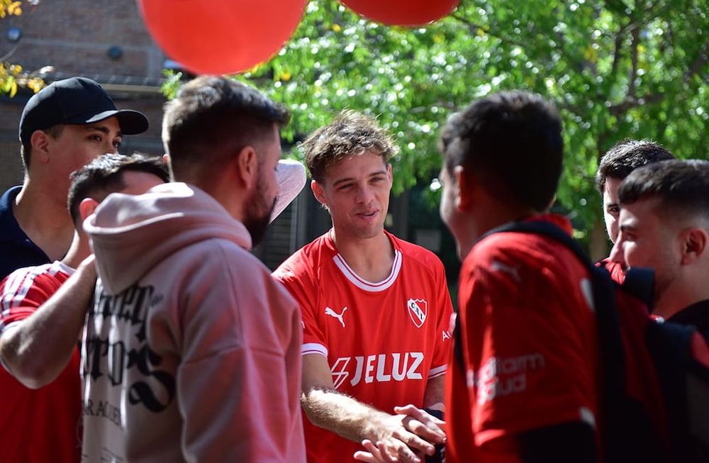 El influencer Santiago Maratea y una colecta histórica para Independiente de Avellaneda. / Gentileza.