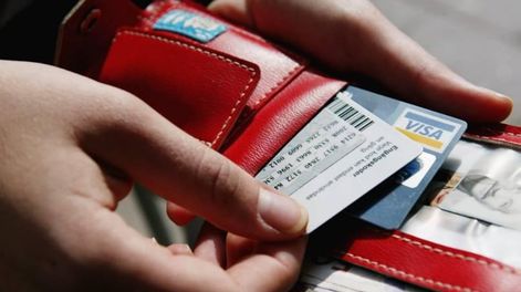El Gobierno nacional decidió aumentar a partir de este jueves de 35% a 45% el recargo que aplica para las compras y gastos en el exterior (AP).