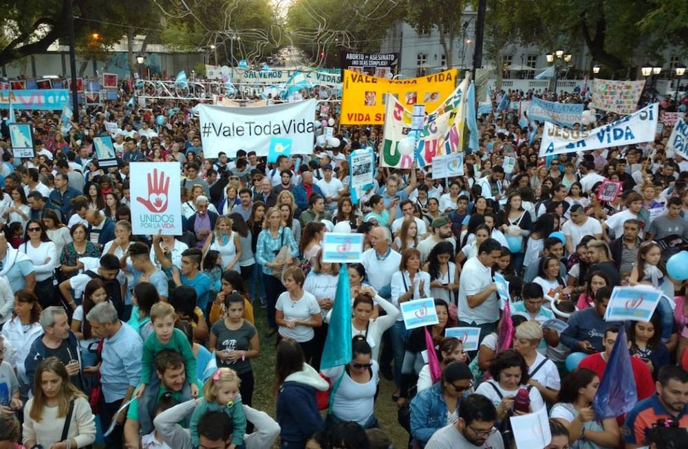 Miles de mendocinos marcharon en contra del aborto