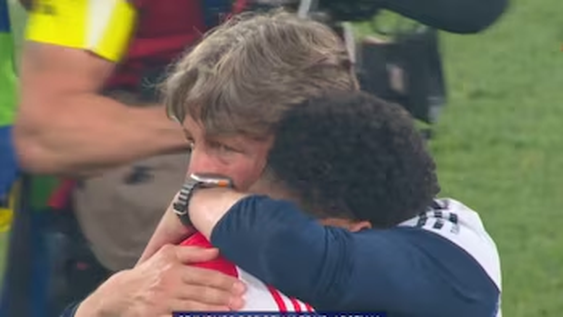 Heinze consolando a Jurriën Timber, tras la derrota de su equipo. Las cámaras captaron al ex defensor argentino acompañando al futbolista neerlandés.