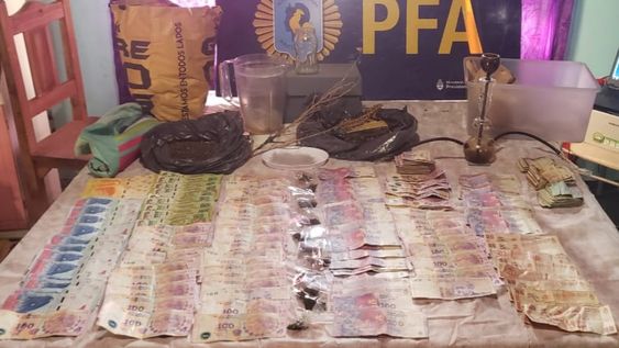 Lluvia de piedras y tres detenidos al desbaratar un “quiosco” de drogas en Las Heras