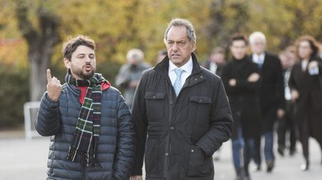 Los Andes | Daniel Scioli y Juan Grabois este viernes el acto por los 100 años de YPF. Foto: Federico Lopez Claro