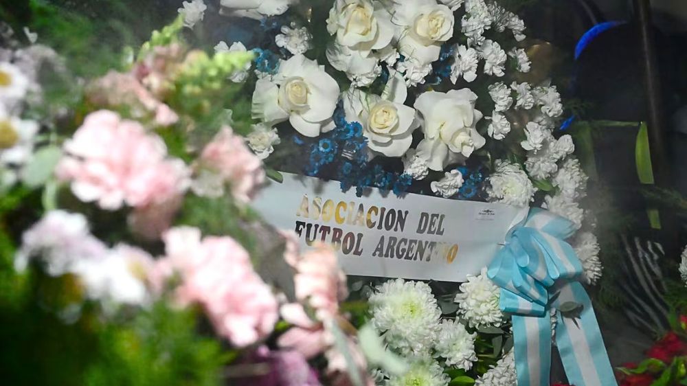 La AFA envió varias coronas de flores al cementerio El Prado, poco después de la llegada de Lionel Messi. 
