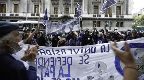 Incidentes entre jubilados y la Policía Federal durante la marcha de los miércoles.
