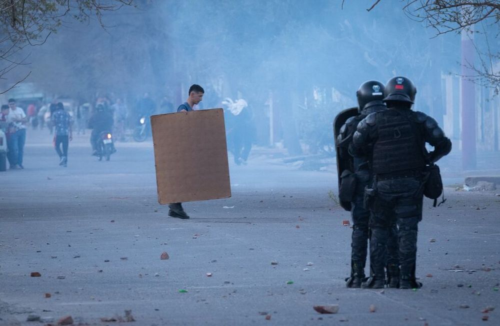 Un grupo de personas intentó saquear un supermercado Atomo de la calle Independencia y Laprida de Las Heras durante la tarde, pero la Policía logró detenerlos a tiempo. Sin embargo, se dispersaron y comenzaron a robar en negocios de la zona causando daños en vidrieras y saqueando a pequeños comercios.Foto: Ignacio Blanco / Los Andes