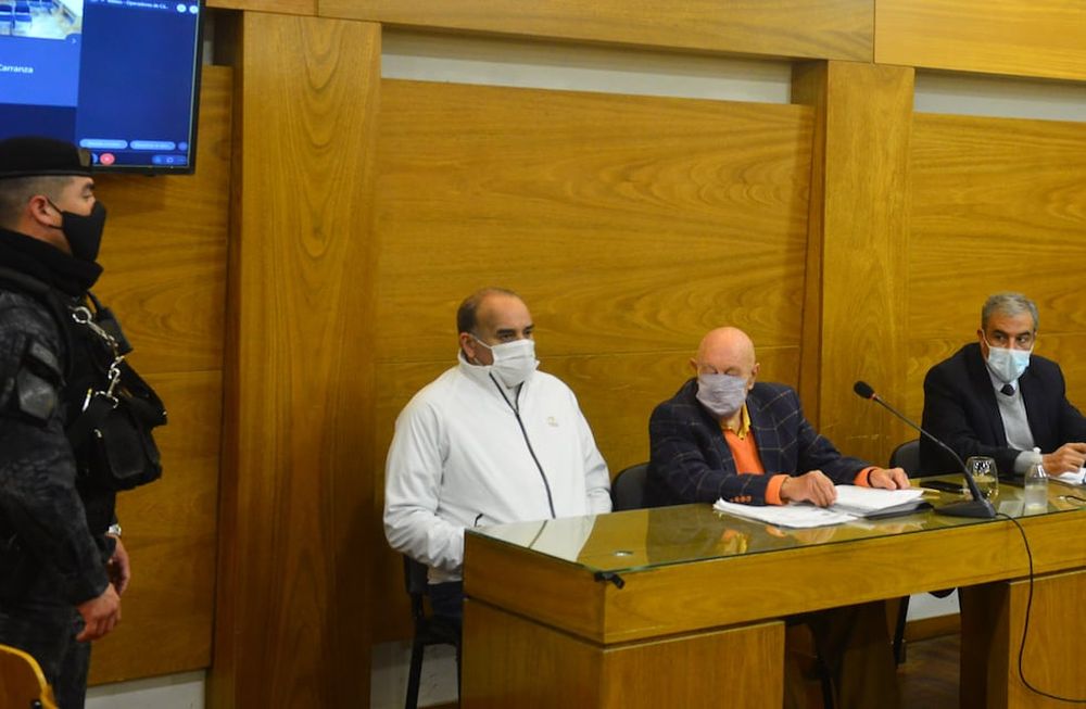 Este jueves comienza el juicio a a Ángel Pato Cabrera por lesiones leves a una de sus exparejas. En la foto con su abogado defensor Carlos Hairabedian (Nicolás Bravo/ La Voz)