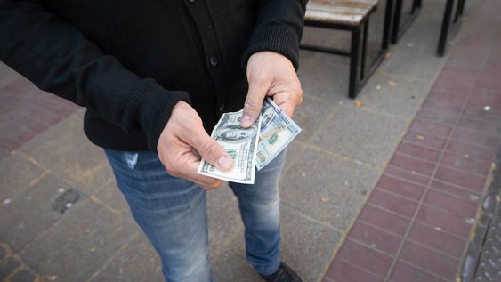 Dólar hoy: el precio del “blue” volvió a caer y se vende en $169