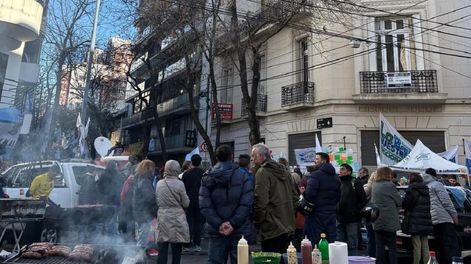 El departamento de Cristina Kirchner se llena de militancia peronista cada día