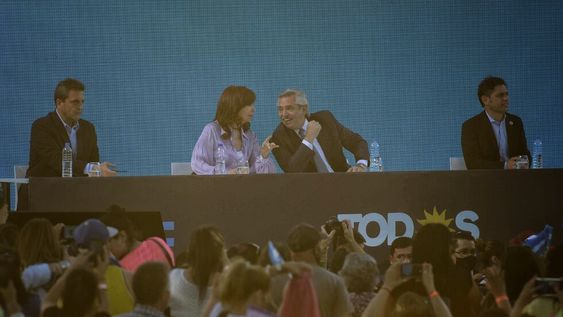 El acto de cierre de campaña del Frente de Todos fue encabezado por el presidente Alberto Fernández junto a la Vicepresidenta Cristina Fernández de Kirchner. Foto: Clarín