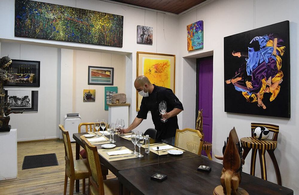 Restauranes exclusivos que atienden pocas personas y algunos funcionan en casas particulares.Facundo Piazza juntos a su madre Mabel cocinan para atender a sus comensales en una galería de arte.Foto: Mariana Villa/ Los Andes