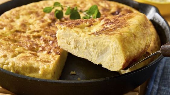 La tortilla de papas saldrá con el color de siempre, con una textura suave y sin temor a las grasas.