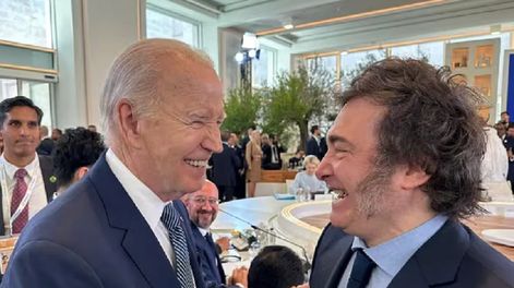 El presidente Javier Milei y su par estadounidense Joe Biden en la cumbre de líderes del G7.