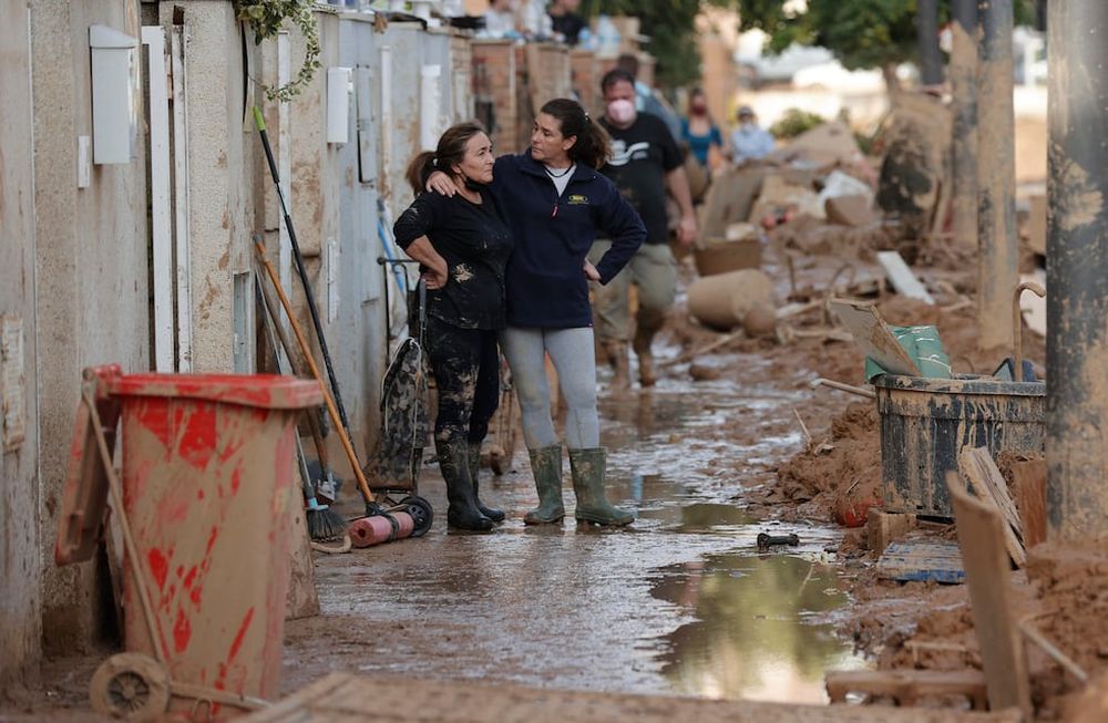 Voluntarios y vecinos trabajan para despejar una calle de Paterna (Valencia), este martes. Una semana después del paso de la Dana, varios de los pueblos más afectados siguen en shock y con grandes necesidades. Foto: EFE