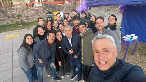 El gobernador Alfredo Cornejo junto a militantes universitarios de Franja Morada.