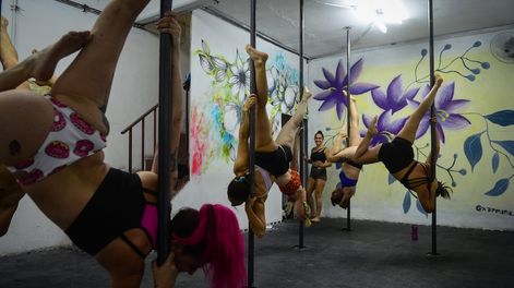 Los Andes | Mujeres y hombres practican Pole Dance, una disciplina que combina arte y deporte que exige un gran esfuerzo y despliegue físico para lograr las formas estéticas en la barra. / Foto: Claudio Gutierrez