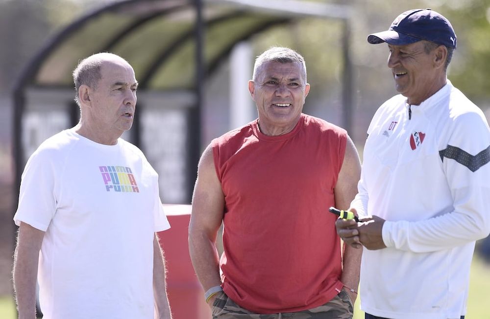 Ricardo Bochini y Carlos Enrique fueron a visitar a Pedro Monzón al entrenamiento de Independiente de Avellaneda. / Gentileza.