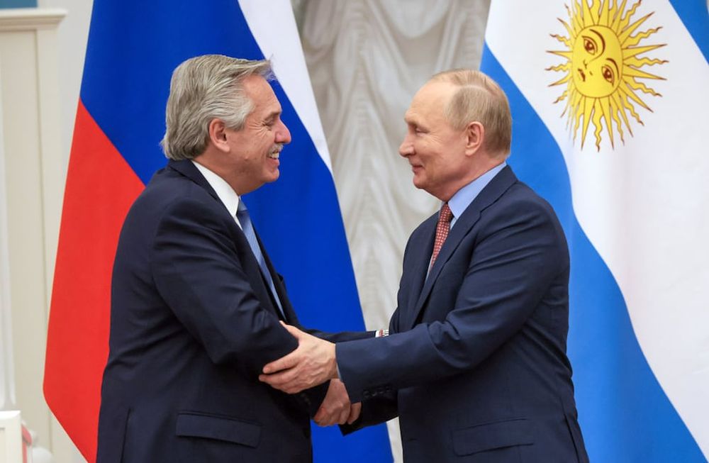 Alberto Fernández traicionó a Vladimir Putin, según la agencia rusa Sputnik (AP)