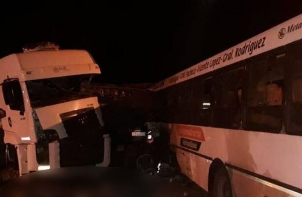 Trágico choque entre un colectivo y un camión: dos muertos y al menos ...