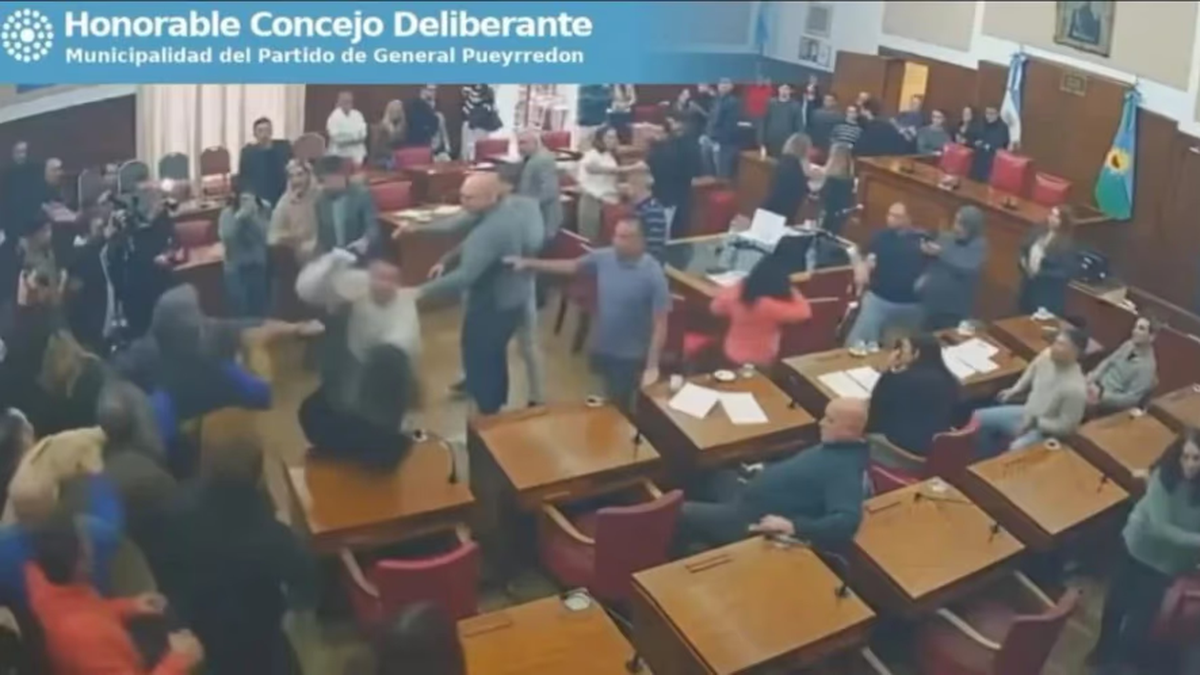 Escándalo: insultos, empujones y trompadas entre taxistas y 