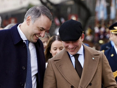 Santiago Caputo llegó al Tedeum con look de la serie Peaky Blinders y no pasó desapercibido. Santiago Caputo llegó al Tedeum con look de la serie Peaky Blinders y no pasó desapercibido.
