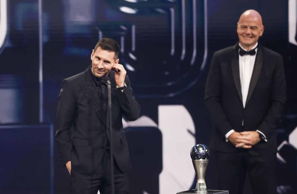 Lionel Messi del Paris Saint-Germain FC con su premio The Best FIFA al mejor jugador del mundo junto al presidente de la FIFA Gianni Infantino en el escenario durante la ceremonia The Best FIFA Football Awards 2022 en París, Francia. Foto: EFE/ EPA/YOAN VALAT