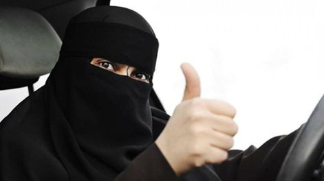 Pese al debut frente al volante, mujeres sauditas continúan bajo la tutela de los hombres