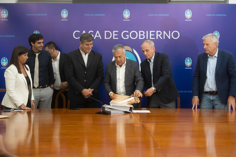 El gobernador Alfredo Cornejo en la apertura de sobres de la obra del Tercer Tramo de la Doble V&iacute;a del Este.