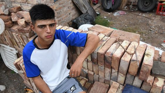 Construye casas junto a su cuñado, y ya tiene una buena base para su anhelada profesión: la de diseñar viviendas. / Foto: José Gutierrez / Los Andes
