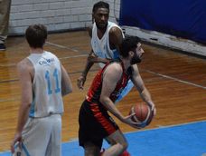 Básquet de Mendoza. Julian Maschke la gran figura del triunfo de Atenas Sport Club sobre Club Israelita Macabi por 64-58.&nbsp;