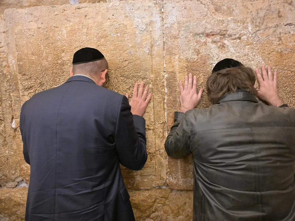 Javier Milei llegó a Israel y fue a visitar el Muro de los Lamentos.