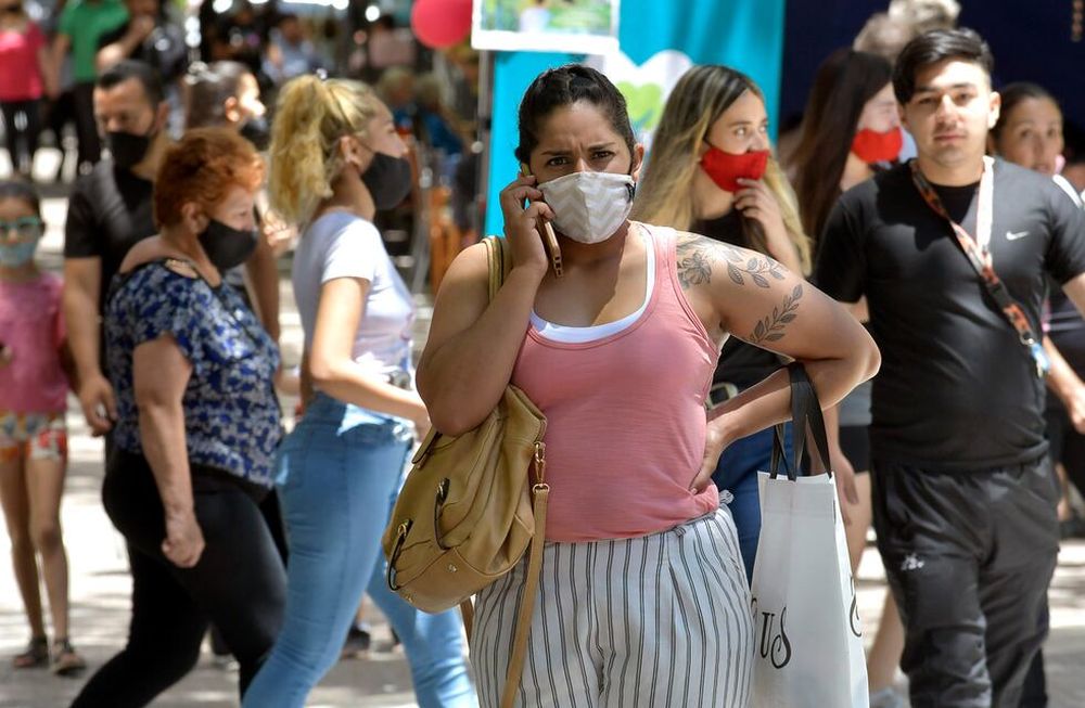 Los contagios por Ómicron son cada vez más frecuentes y masivos y los jóvenes representan el mayor número de infectados. Foto: Orlando Pelichotti / Los Andes